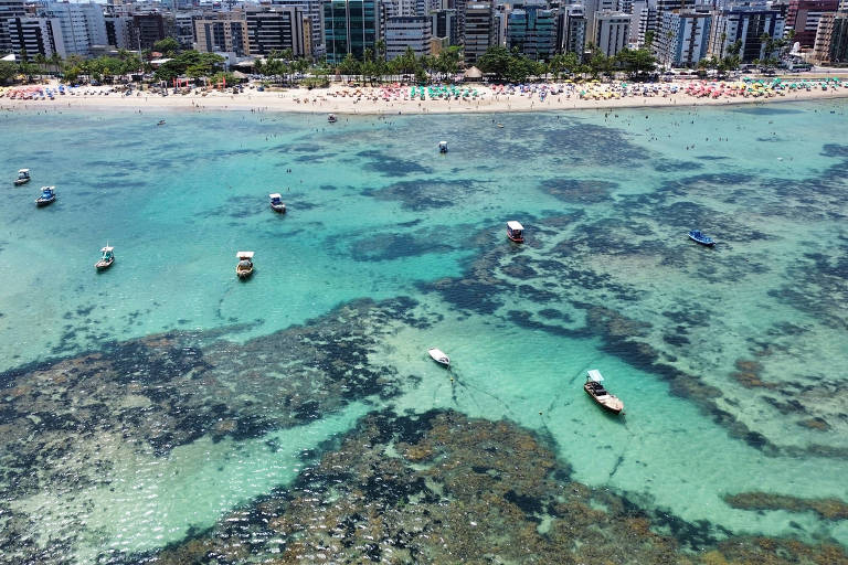 Praia paradisíaca de Maceió com jangadas e águas turquesa